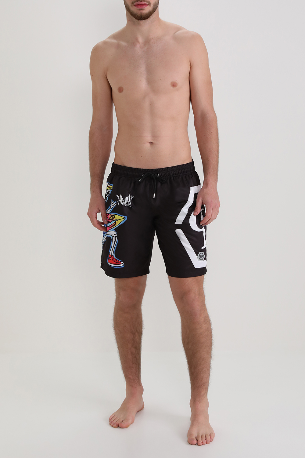 תמונת כל הלוק של מכנסי בגד ים עם גולגלות